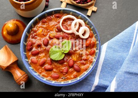 Rajma ist ein beliebtes nordindisches Essen. Rajma ist eine rote Bohnen mit Sockeln, die mit Zwiebeln, Tomaten und einer speziellen Gewürzmischung gekocht wird. Stockfoto