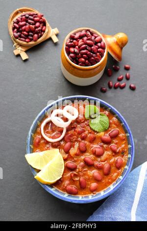 Rajma ist ein beliebtes nordindisches Essen. Rajma ist eine rote Bohnen mit Sockeln, die mit Zwiebeln, Tomaten und einer speziellen Gewürzmischung gekocht wird. Stockfoto