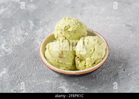 Pistazien-Eisschaufeln in kleiner Schüssel, Tiefkühlkost Stockfoto