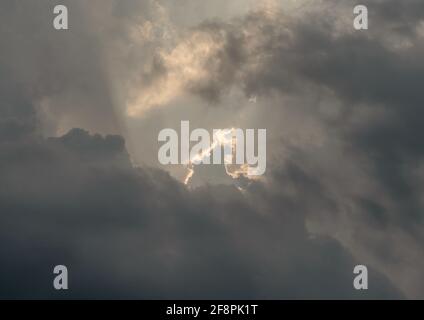 Schöner Sonnenuntergang Himmel über Wolken mit dramatischem Licht. Wunderschöne Landschaft mit strahlenden Sonnenuntergängen, Horizon. Kopierbereich, genauer gesagt, kein Fokus. Stockfoto
