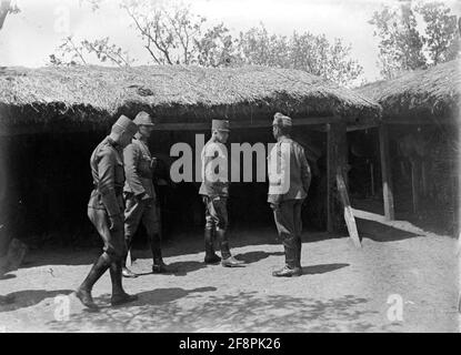 Erster Weltkrieg Josef Pomiankowski inspiziert eine Batterie der 5. Osmanischen Armee. Stockfoto