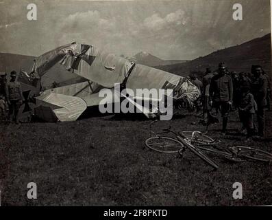 Der zerschmetterte Flieger der Letharter würdevoll auf 8.6.1917 Flugblättern des Plenners der Fliegergesellschaft 15 vor den Artilleriekästen in Brixen. . Stockfoto