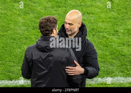 Dortmund, Signal Iduna Park, 14.04.21: Zwischen Trainer Edin Terzic (BVB) (L) und Cheftrainer Josep Guardiola (Manchester) im Spiel Champion die Hände schütteln Stockfoto