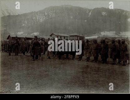 Armeekommandant Erzherzog Friedrich inspiziert Truppen in Fucine Tonale. Stockfoto