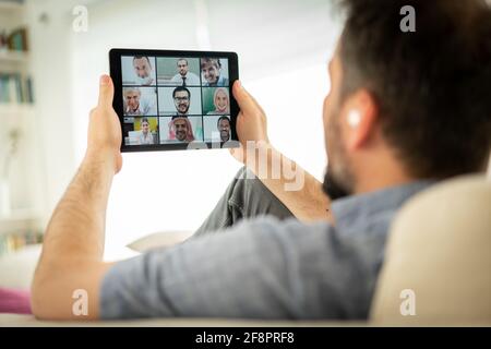 Mann mit mittlerem Erwachsenenalter, der eine Online-Konferenz zu Hause hat Stockfoto