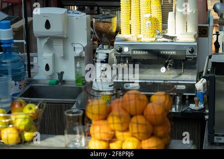 Grodno, Weißrussland - 07. April 2021: Baristas Arbeitsplatz in der LETO Organic Bar im modernen Einkaufs- und Unterhaltungskomplex TRINITI Stockfoto