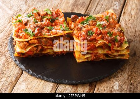 Pasta Lasagne Fleisch, Hühnerleber und Gemüse vincisgrassi Rezept close-up auf einem Schieferbrett auf dem Tisch. Horizontal Stockfoto