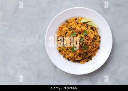 Indische Küche - Kichererbsen Biryani, chole Pulao. Garniert mit gebratener Zwiebel, gehacktem Koriander und Zitronenkeilen. Kala chana biryani. Raum kopieren Stockfoto