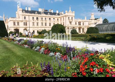 Bunte Blumenbeete im Schloss Lednice Garten jährliche Pflanzen Stockfoto