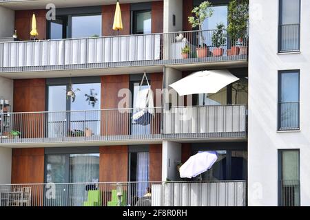 Themenbild, Symbolfoto: Bundesverfassungsgericht kippt Berliner Mietkappen! Aufgrund der Folgen der Coronavirus-Pandemie könnte der Urlaub 2020 auf dem Balkon zu Hause erfolgen. Gestreckte Sonnenschirme auf Balkonen in Wohnungen, Mietwohnungen Muenchen/Messestadt Riem Stadt Muenchen, Balkone, Front, Stadtwohnungen, Stadtwohnung, Immobilien, Metropole, Immobilienpreise, Immobilien, Fassaden, Fassaden, Gebäude, Häuser, Lage, Lage der Stadt, Außenbezirke, Mehrfamilienhaus, 18. April 2020 . â Verwendung weltweit Stockfoto