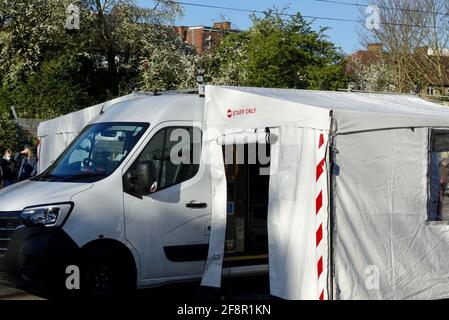 London, Großbritannien. 15.. April 2021. Die Surge-Tests für die südafrikanische Variante von covid19 beginnen an einer mobilen Testeinheit für Coronaviren, die auf dem Parkplatz der Finchley Central Station für diejenigen in der Londoner Postleitzahl von N3 eingerichtet wurde. Stockfoto