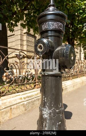 Schwarzer Hydrant in der Straße von Wien, Österreich Stockfoto