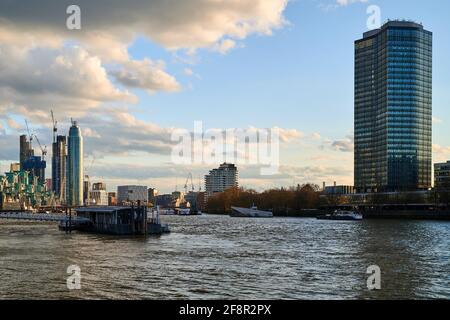 Londonuk - 14. April 2021: Blick über die themse in london auf die St georges Wharf, vauxhall Bridge, millbank Tower am Abend Stockfoto