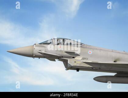 RAF Coningsby Lincolnshire Typhoon EF 2000 Eurofighter-Düsenflugzeug im Flug. Nahaufnahme des Cockpits und eines einzelnen Piloten aus dem Seitenprofil, der mit Geschwindigkeit fliegt Stockfoto