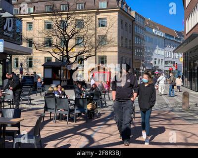 Die Außerastronomie in der Kieler Innenstadt während des Corona Lockdowns kann vorher wieder öffnen, entschädigend sind die Inzidenzwerte der Coronap Stockfoto