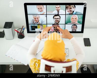 Geschäftsfrau aus dem Nahen Osten bei der Online-Konferenz Stockfoto