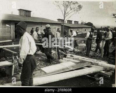 Russische Häftlinge beim Bau der Feldbahn in Kome. . Stockfoto