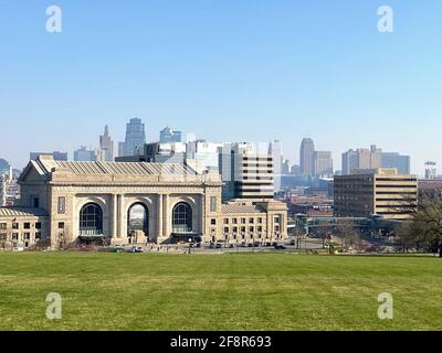 KANSAS CITY, USA - 02. Apr 2021: Scharfe Aufnahme der Union Station an einem sonnigen, klaren Tag in Kansas City Missouri. Das Foto wurde vom Nebel aufgenommen Stockfoto