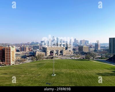 KANSAS CITY, USA - 02. Apr 2021: Weitwinkelaufnahme der Union Station an einem sonnigen klaren Tag in Kansas City Missouri. Das Foto wurde vom aufgenommen Stockfoto