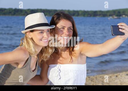 Zwei junge Frau selig in der Natur Stockfoto