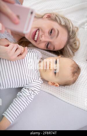 Mutter nimmt Selfie mit ihrem Baby von oben Stockfoto