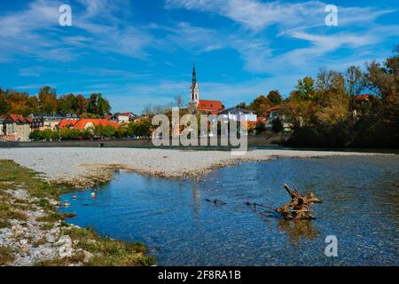 Bad Tolz - malerische Kurstadt in Bayern, Deutschland im Herbst und Isar Stockfoto