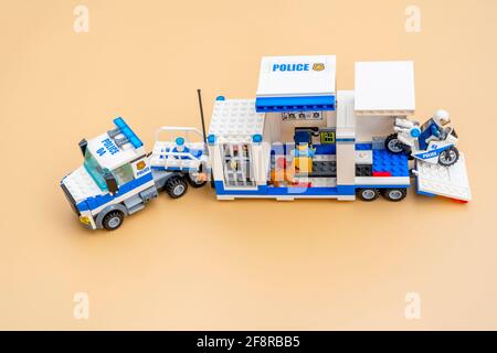 Cagnes-Sur-Mer, FRANKREICH - 12. April 2021: Mobiler Polizeiwagen von LEGO. Spielzeug aus Ziegeln zum Spielen. Pädagogisches Spielzeug für Vorschule und Kindergarten. Lego Stockfoto