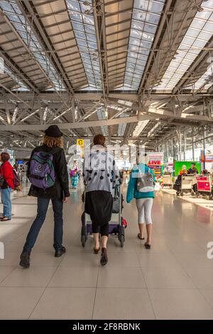 Die Familie kommt in der Abflughalle des internationalen Flughafens Suvarnabhumi in Bangkok, Thailand an Stockfoto