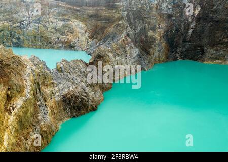 Angrenzende grüne und rote vulkanische Seen des berühmten dreifarbigen - dreifarbige Seen im Kelimutu Nationalpark, in der Nähe von Moni, Indonesien. Horizontal Stockfoto