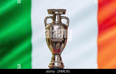 10. April 2021. Dublin, Irland. UEFA European Championship Cup mit der irischen Flagge im Hintergrund. Stockfoto