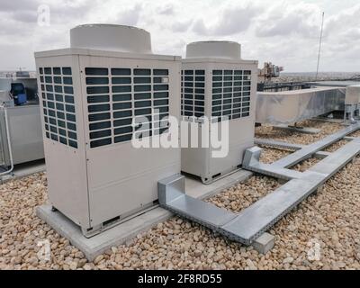 Blick auf die VRV-Außenklimaanlagen, Absaugung und Insufflation, HLK-System, auf dem Gebäudedach... Stockfoto