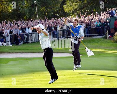 RYDER CUP 2002 AM GLOCKENTURM-FINALTAG 29/9/2002 PAUL MCGINLEY NACH SEINEM PUTT AUF DIE 18TH ZU GEWINNEN RYDER CUP BILD DAVID ASHDOWN.RYDER CUP GLOCKENTURM 2002 Stockfoto