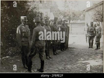 Erzherzog Karl besuchte dort VIII. Korpskomando in Luzk (Glück) Erzherzog Karl war am 1916. Juni Oberbefehlshaber eines Unterabschnitts der Ostfront und kommandierte mehrere Armeen zwischen Brody und den Karpaten. Als Teil dieses Kommandanten inspizierte Erzherzog Karl seine zugehörigen Einheiten. Stockfoto