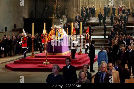 DIE KÖNIGIN MUTTER, DIE IM STAAT LIEGT, WESTMINSTER HALL. 5/4/02 PILSTON Stockfoto