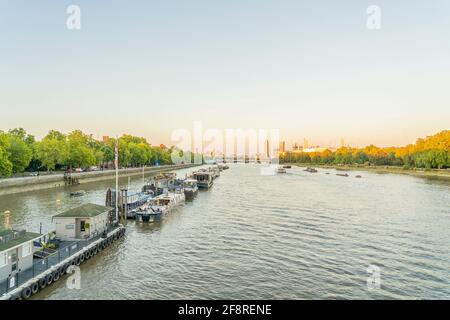 Juli 2020. London. Die Themse mit Blick auf die Chelsea Bridge, London, England Stockfoto