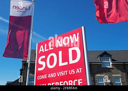 Sign - alle jetzt verkauft - bei der neuen Wohnsiedlung, England UK Stockfoto