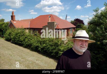 TED NASH VOR SEINEM HAUS, EAST FERRY NR GAINSBOROUGH.23/6/05 TOM PILSTON Stockfoto