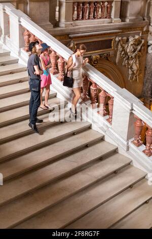 Mutter und Kinder steigen im Wiener Museum, Österreich, Treppen hinab Stockfoto