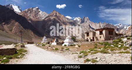 Dorf im Suru-Tal, Nun Kun Range - Indischer Himalaya - Wanderung von Kargil nach Padum - Straße von Kargil nach Padum, Zanskar Tal, Ladakh, Jammu und Ka Stockfoto