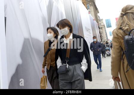 London, England, Großbritannien. Einkäufer in der Oxford Street nach der Lockerung der COVID-Sperre, April 2021 Stockfoto