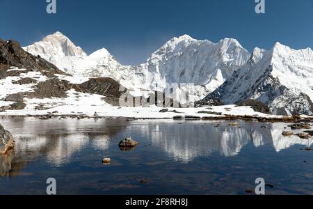 Panoramablick auf den Mount Makalu über dem See in der Nähe von Kongma La Pass, drei Pässe Trek, Weg zum Everest Basislager, Khumbu Tal, Sagarmatha Nationalpark, N Stockfoto