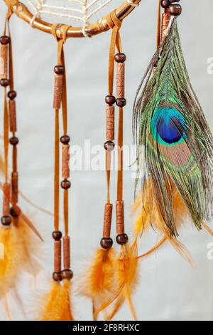 Dreamcatcher - ein traditionelles Maskottchen für indianische Folklore. Selektiver Fokus mit geringer Schärfentiefe. Stockfoto