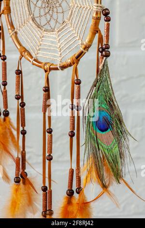 Dreamcatcher - ein traditionelles Maskottchen für indianische Folklore. Selektiver Fokus mit geringer Schärfentiefe. Stockfoto