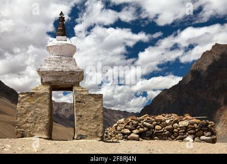 Blick auf Stupa im Zanskar-Tal in der Nähe von Karsha Gompa, ladakh, Jammu und Kaschmir, Indien Stockfoto