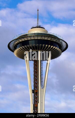 Spitze des Space Needle Tower unter blauem Himmel mit Wolken in Seattle in Washington, USA. Stockfoto