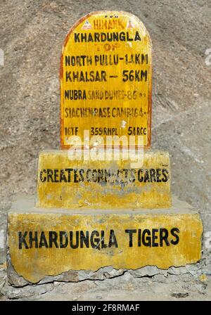 Khardung la - die höchste Straße Auto Asphalt passieren Die Welt - Ladakh - Jammu und Kaschmir - Indien Stockfoto