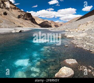 Blick vom indischen himalaya - Berg und Fluss im Rupshu-Tal - Weg nach Parang La und Takling la Pässe, Pässe von Ladakh nach Himachal Pradesh - in Stockfoto