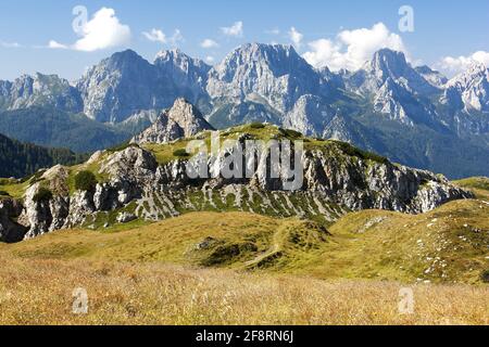 Blick von den Karnischen Alpen oder Alpi Carniche auf die Alpi Dolomiti - Monte Siera, Creta Forata und Mont Cimon - Italien Stockfoto