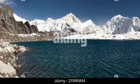 Panoramablick auf den Mount Makalu über dem See in der Nähe von Kongma La Pass, drei Pässe Trek, Weg zum Everest Basislager, Khumbu Tal, Sagarmatha Nationalpark, N Stockfoto