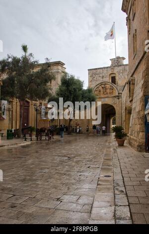 Kopfsteinpflasterplatz in Mdina, Malta an einem regnerischen Tag. Stockfoto